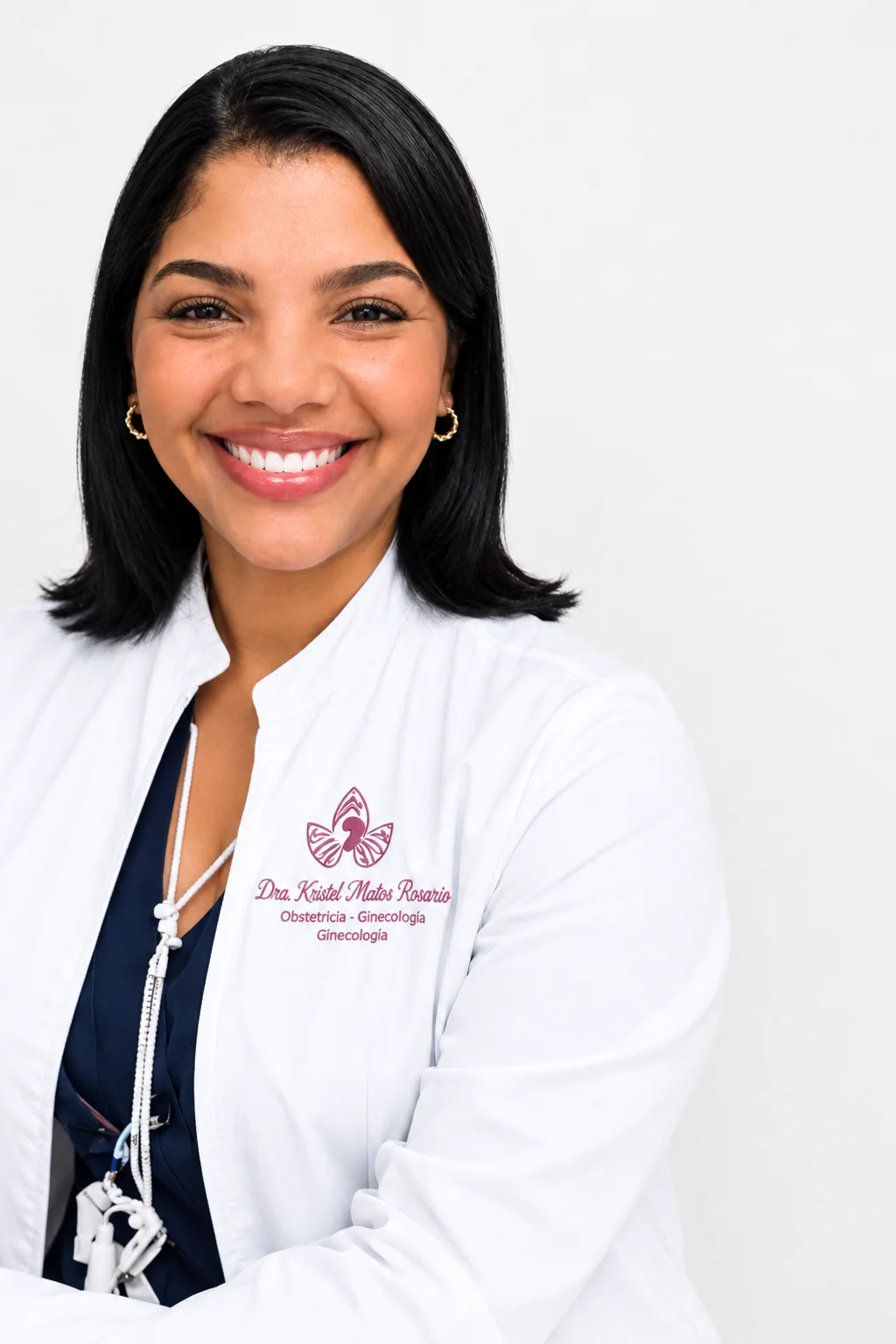 Dra. Kristel Matos Rosario, ginecóloga obstetra, sonriendo con su bata blanca